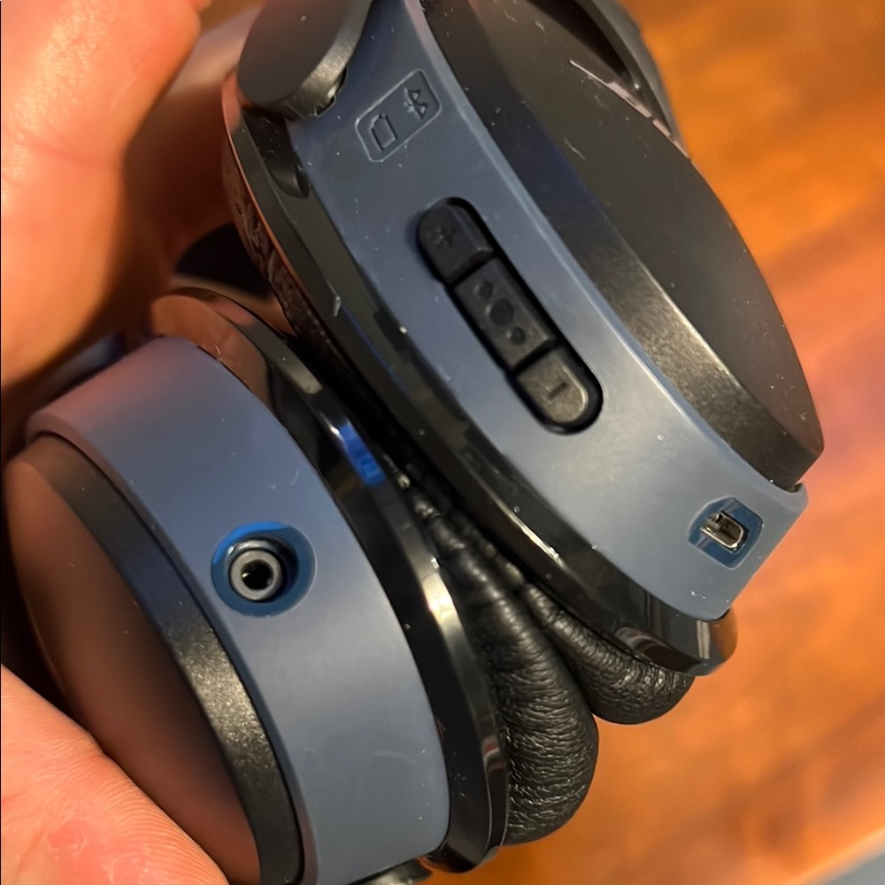 Bose Black AE2 Wireless Headphones - Picture 3 of 3